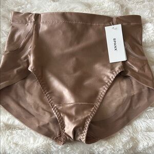 SPANX Seamless Booty lifting high waist briefs NWT!💕